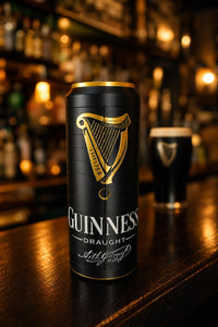 Caja expositora Guinness Draught en la barra de un pub