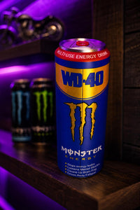 Lata gigante coleccionable WD-40 x Monster Energy decorando una estantería